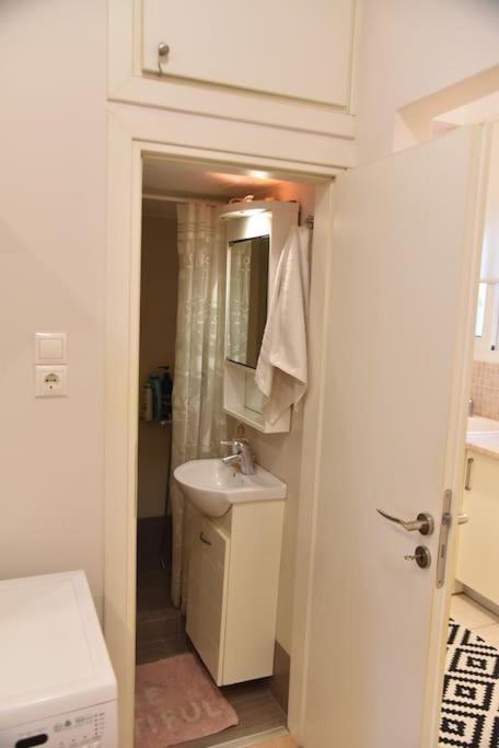 Tiny Treasure Apartment Athens Ngoại thất bức ảnh